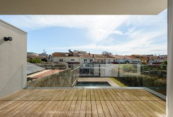 Moradia V5 em Senhora da Hora com jardim e piscina