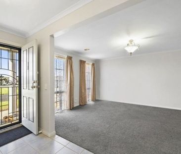 Large Family Home in Wendouree - Photo 3