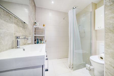 Holmcroft, Crawley - Photo 3