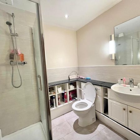 1 bedroom in a flat share to rent - Photo 3