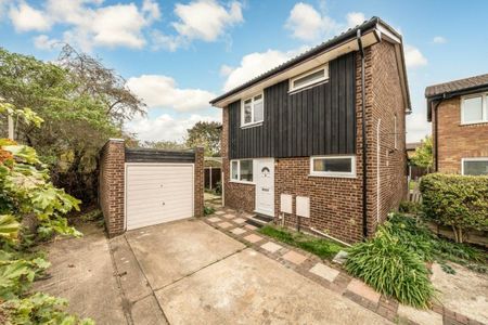 Morland Close, Hampton, TW12 - Photo 2