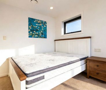 Central Auckland 1-Bedroom Apartment | Gym & Pool - Photo 2