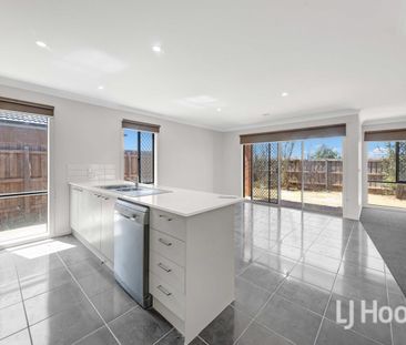 Spacious Family Living in Prime Brookfield Location! - Photo 4