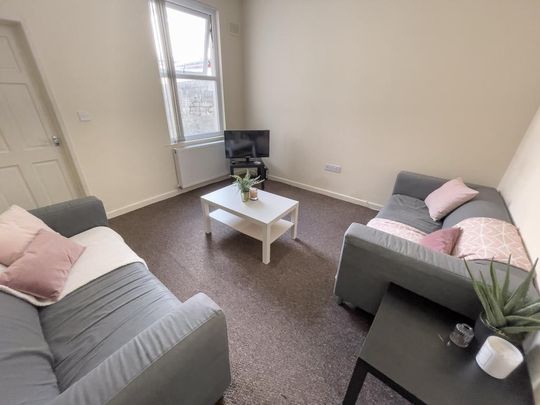 4 bedroom terraced house to rent - Photo 1