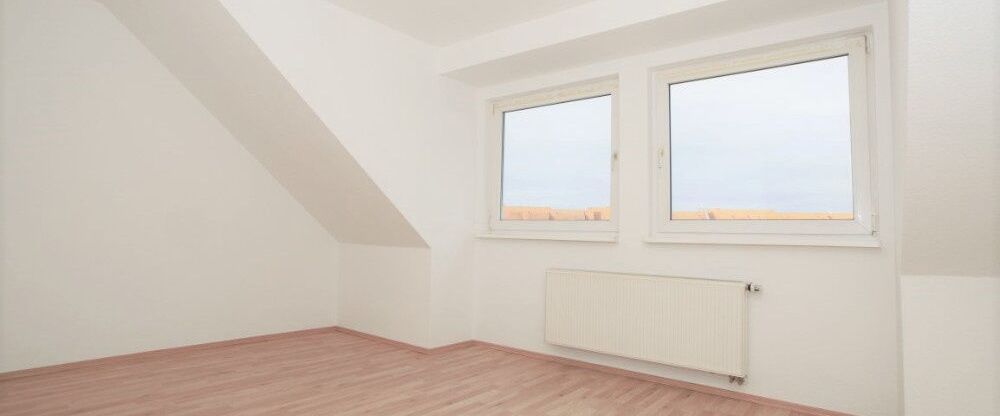 Gemütlichkeit im Dach- 2 Zimmer Wohnung mit Balkon und Dusche im Lindenplatz/Hermsdorf - Photo 1