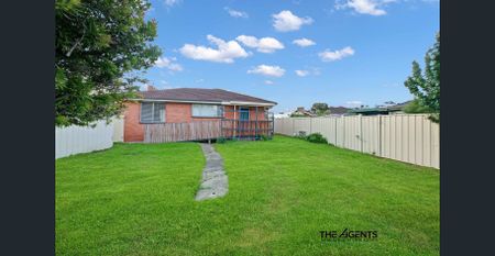 Stylish Renovated Home with Spacious Yard and Large Garage - Photo 2