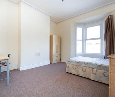 3 bedroom flat to rent - Photo 4