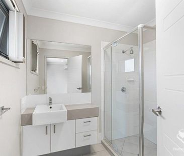 Spacious Townhouse - Photo 3