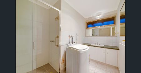 Highly sought after location, large and spacious 2 bedroom unit with carport and rear access. - Photo 5