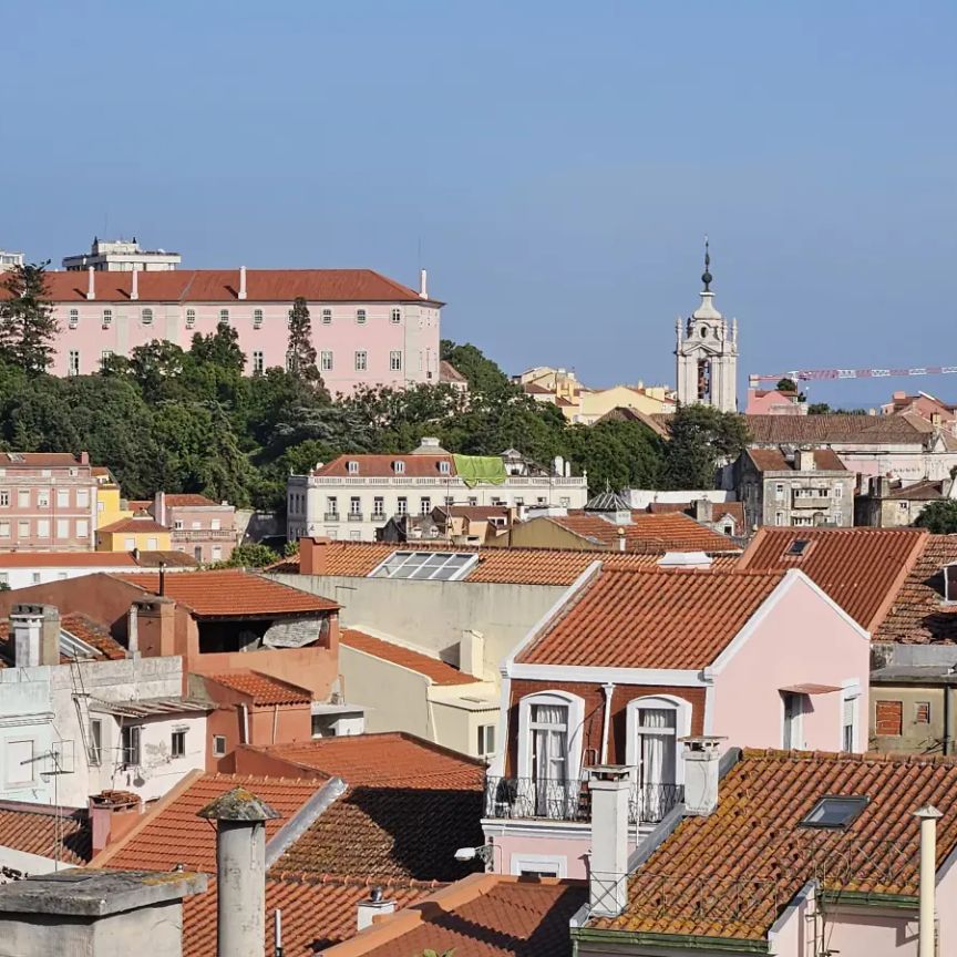 Room in a shared apartment for rent in Lisbon, bills included, professional women only - Photo 1