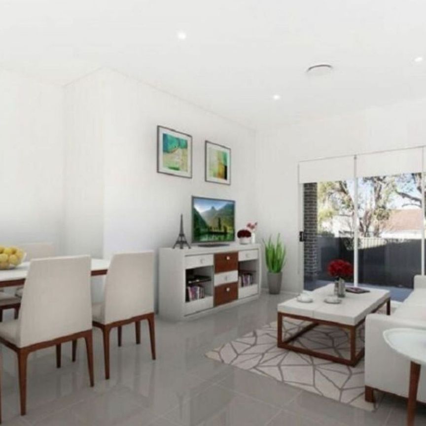 Luxury&comma; Modern 5-Bedroom Duplex&excl; - Photo 1