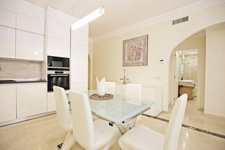 Alquiler de piso en Urbanizacion Nva Andalucia Aloha - Photo 5