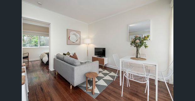 LIGHT AND BRIGHT ONE BEDROOM APARTMENT ON GROUND FLOOR! - Photo 1