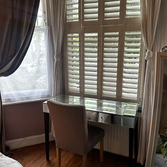 Spacious, beautifully furnished large bedroom with a charming bay window. AVAILABLE 21st July. Days flexible. Quiet street. - Photo 1