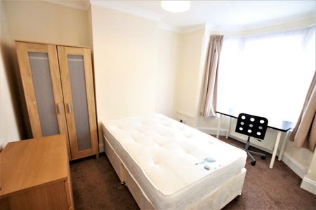 3 Bed Terraced House, St. Edwards Road, RG6 - Photo 3