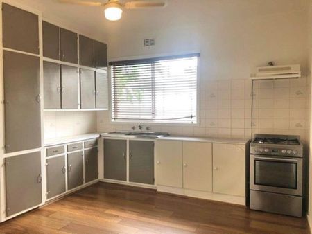 PERFECT FAMILY HOME IN CENTRE OF TOWN - Photo 3