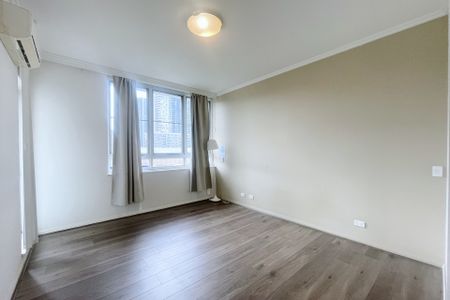 Spacious three bedrooms apartment with timber floor throughout and big balcony! - Photo 2