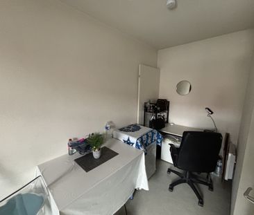 STUDIO MEUBLÉ DANS RÉSIDENCE SÉCURISÉE AVEC STATIONNEMENT - Photo 1