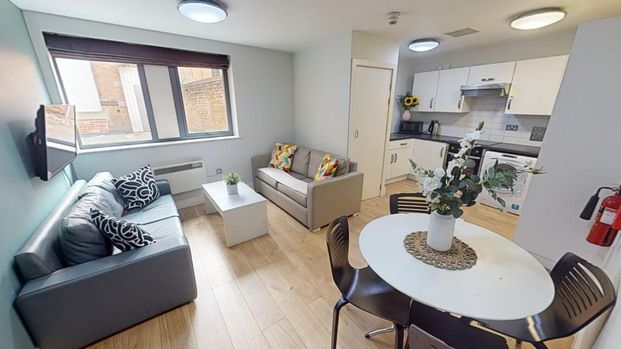 4 bedroom flat to rent - Photo 1