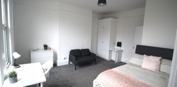 1 Bedroom Apartment - Photo 2