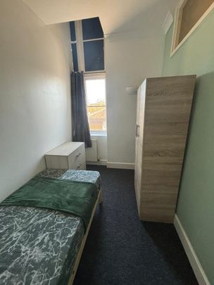Room in a Shared Flat, Clubhouse, NW10 - Photo 1