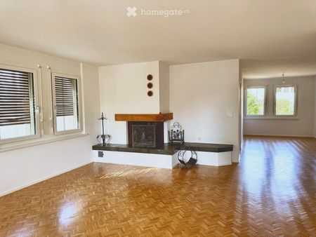 Frisch renovierte 4.5-Zimmer-Wohnung mit Cheminée, Balkon und eigener Waschküche - Photo 4