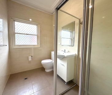 Solid Bick Home - 4 Bedrooms - Photo 5