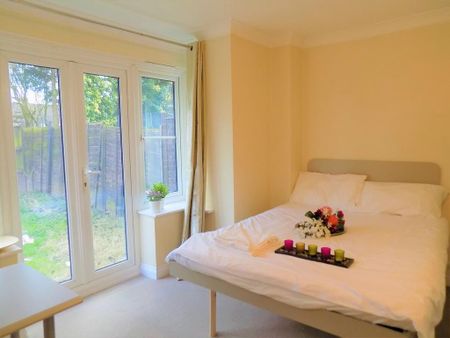 1 bedroom in a house share to rent - Photo 2