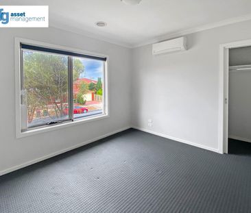 Modern & Contemporary 3 Bedroom Townhouse! A/C in upstairs Master B... - Photo 5