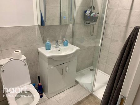 1 bedroom in a house share to rent - Photo 2