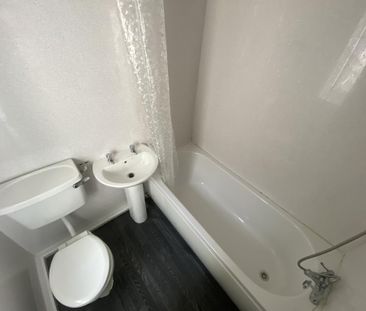 2 bedroom end of terrace house to rent - Photo 5