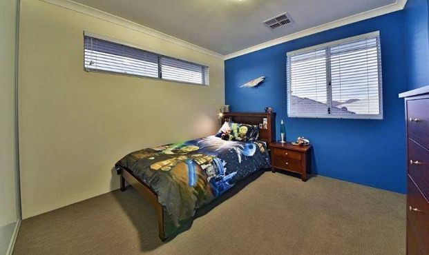 LUXURY FAMILY HOME 5 x 3 + STUDY (6th Bedroom) + SWIMMING POOL + SPA + Theatre + Decked Outdoor Entertainment Area. - Photo 1