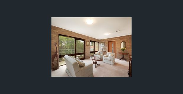 Multi-Level Townhouse in prime location! - Photo 1