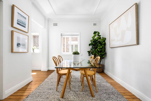 Spacious Three Bedroom Apartment in Art Deco Block - Photo 1