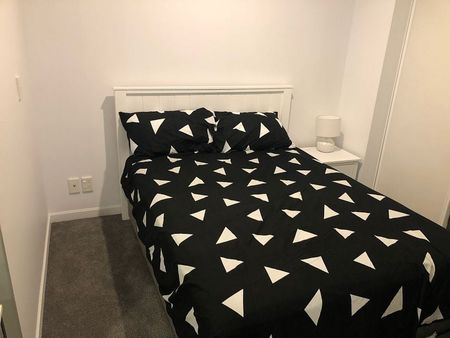 Tidy, newly refurbished 2 bed unit with a pool/gym - Photo 4