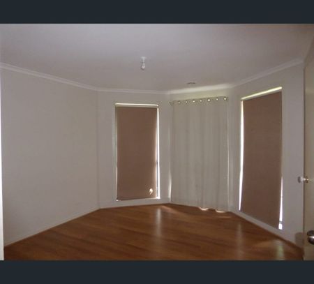 16 Topaz Place, St Albans, Vic 3021 - Photo 5