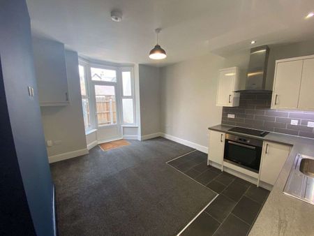 2 Bed Ground Floor Flat with Off Road Parking and Garden - Photo 5