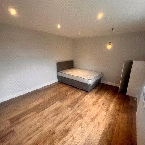 6 bedroom semi-detached house to rent - Photo 1