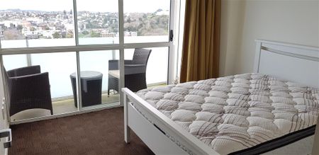 CITY CENTRE - 2 Bedroom Apartment with View and Carpark - Photo 4
