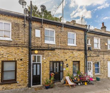 A very well presented one double bedroom first floor maisonette on a quiet Mews. - Photo 6