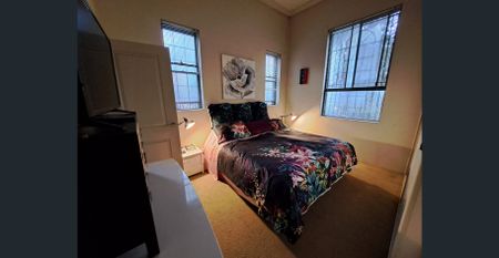 Spacious living near train station - Photo 3