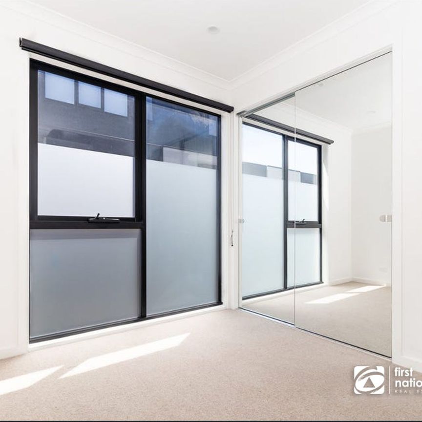 Designer townhouse with short walks to the beach and CBD - Photo 1