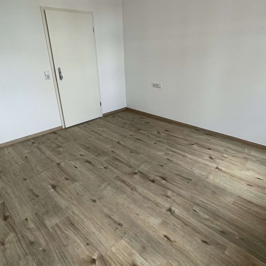 3.OG / großes Wohnzimmer + Balkon / Stellplatz mögl. ! - Photo 1