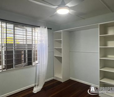 SUPER MODERN AND TIDY LITTLE GEM - SO CLOSE TO ALL AMMENITIES - Photo 3