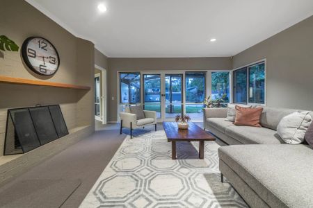 Stylish and Convenient Living in Premium Yarralumla - Photo 5