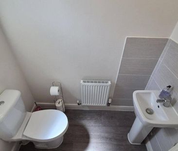 4 bedroom semi-detached house to rent - Photo 2