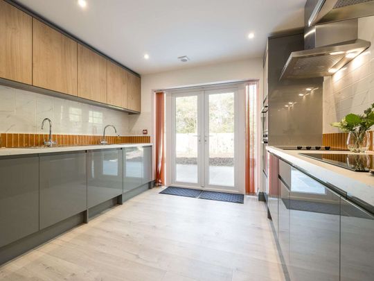 OX Living is proud to present this high-quality 7-bedroom co-living property, perfect for working professionals looking for stylish, stress-free living. Room 3 - Photo 1