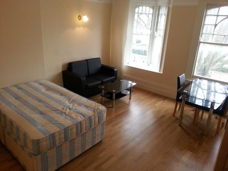 Studio Flat, Bedford Hill, SW12 - Photo 4