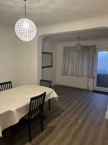 5 Bed Semi-Detached House, Hay Lane, NW9 - Photo 2