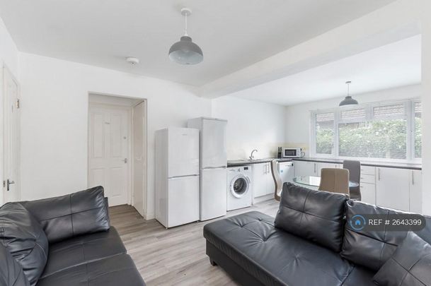 6 bedroom semi-detached house to rent - Photo 1